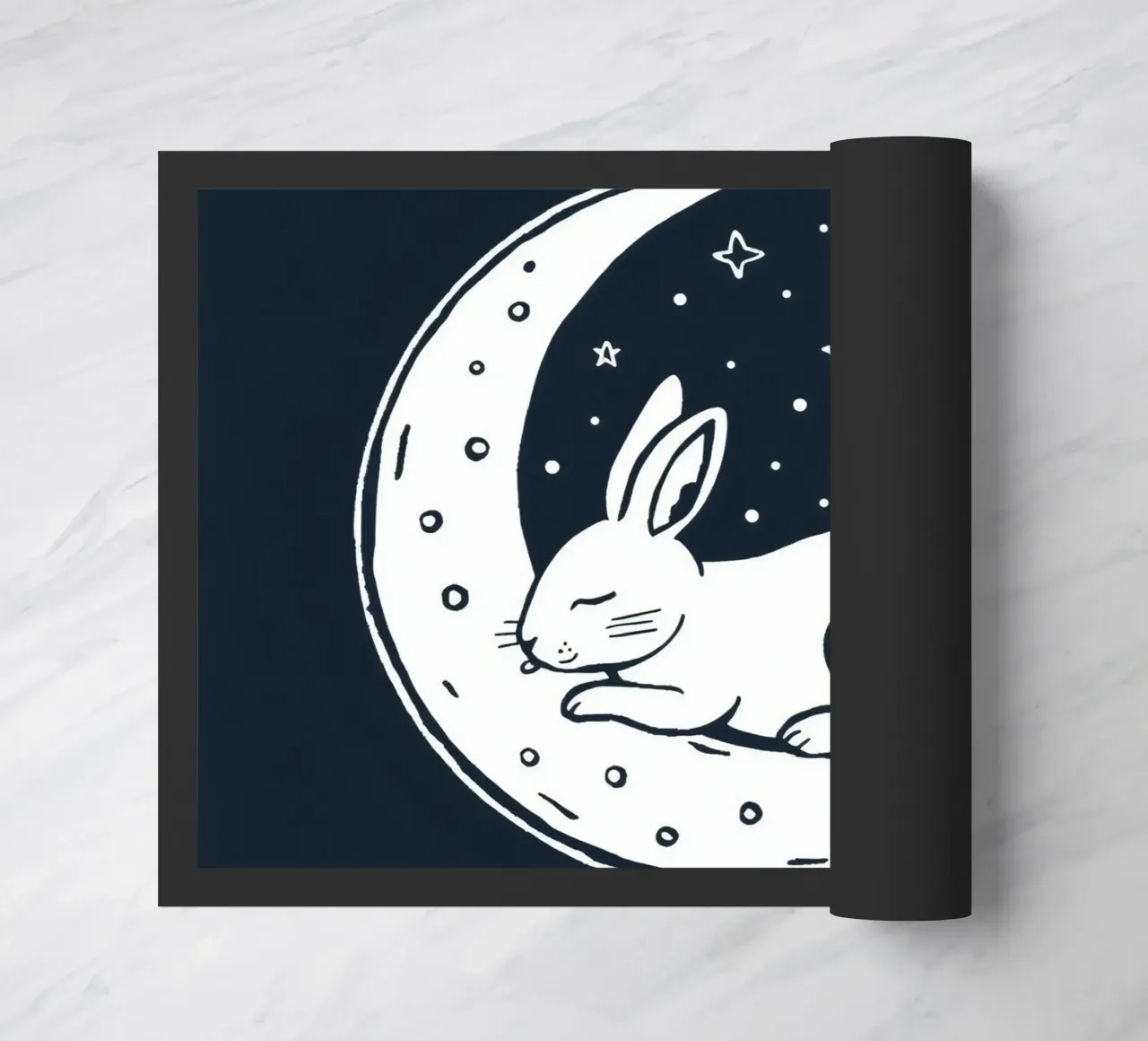 Lapin endormi reposant sur un croissant de lune entouré d'étoiles paillasson de DesignDoodle