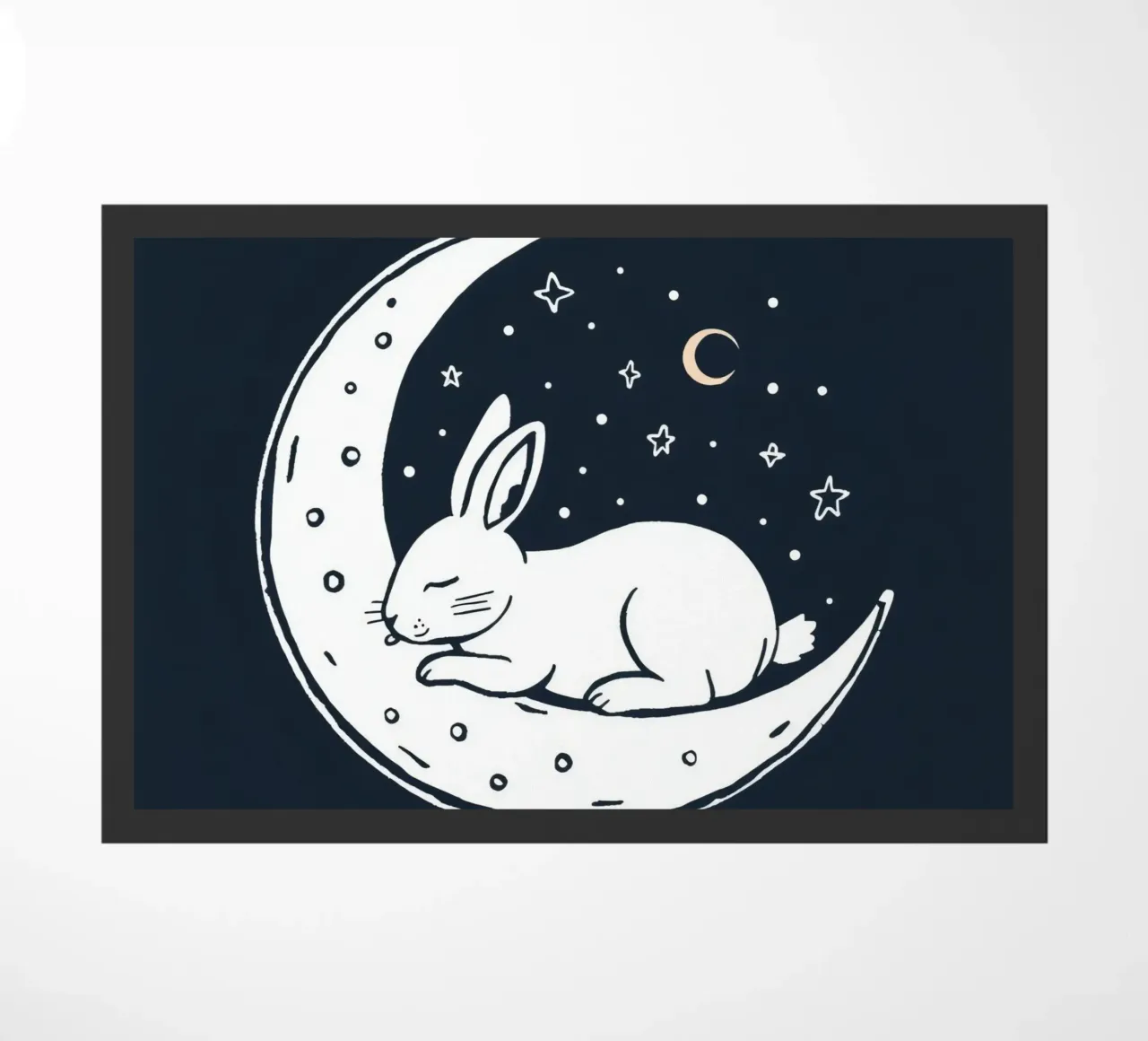 Lapin endormi reposant sur un croissant de lune entouré d'étoiles paillasson de DesignDoodle