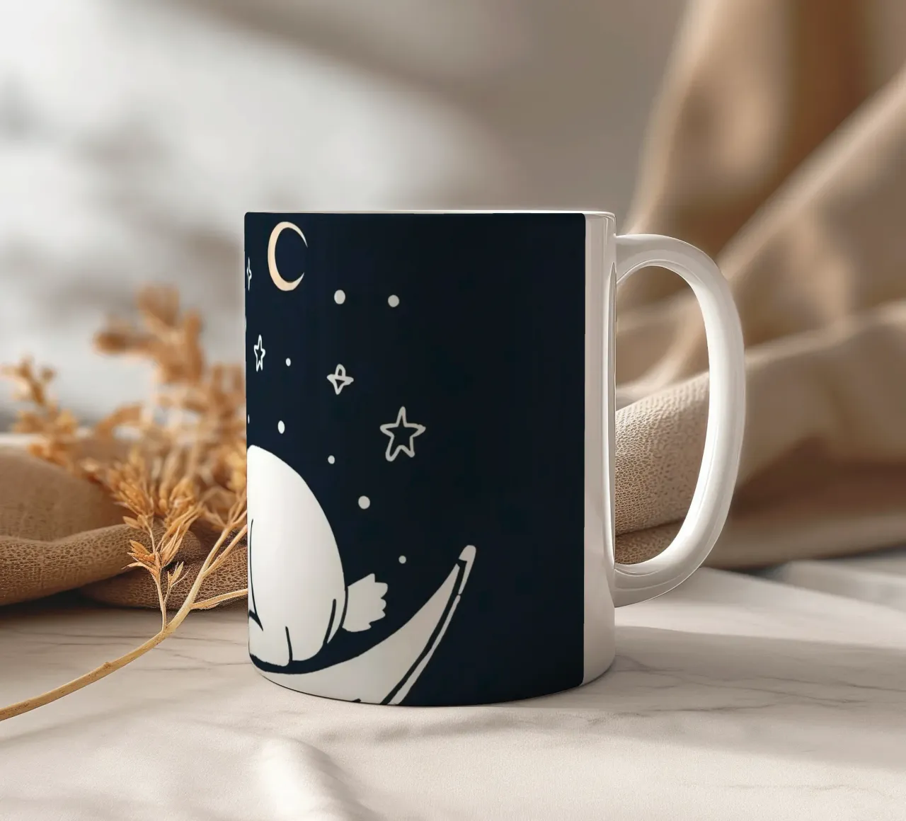 Lapin endormi reposant sur un croissant de lune entouré d'étoiles mug en céramique de DesignDoodle
