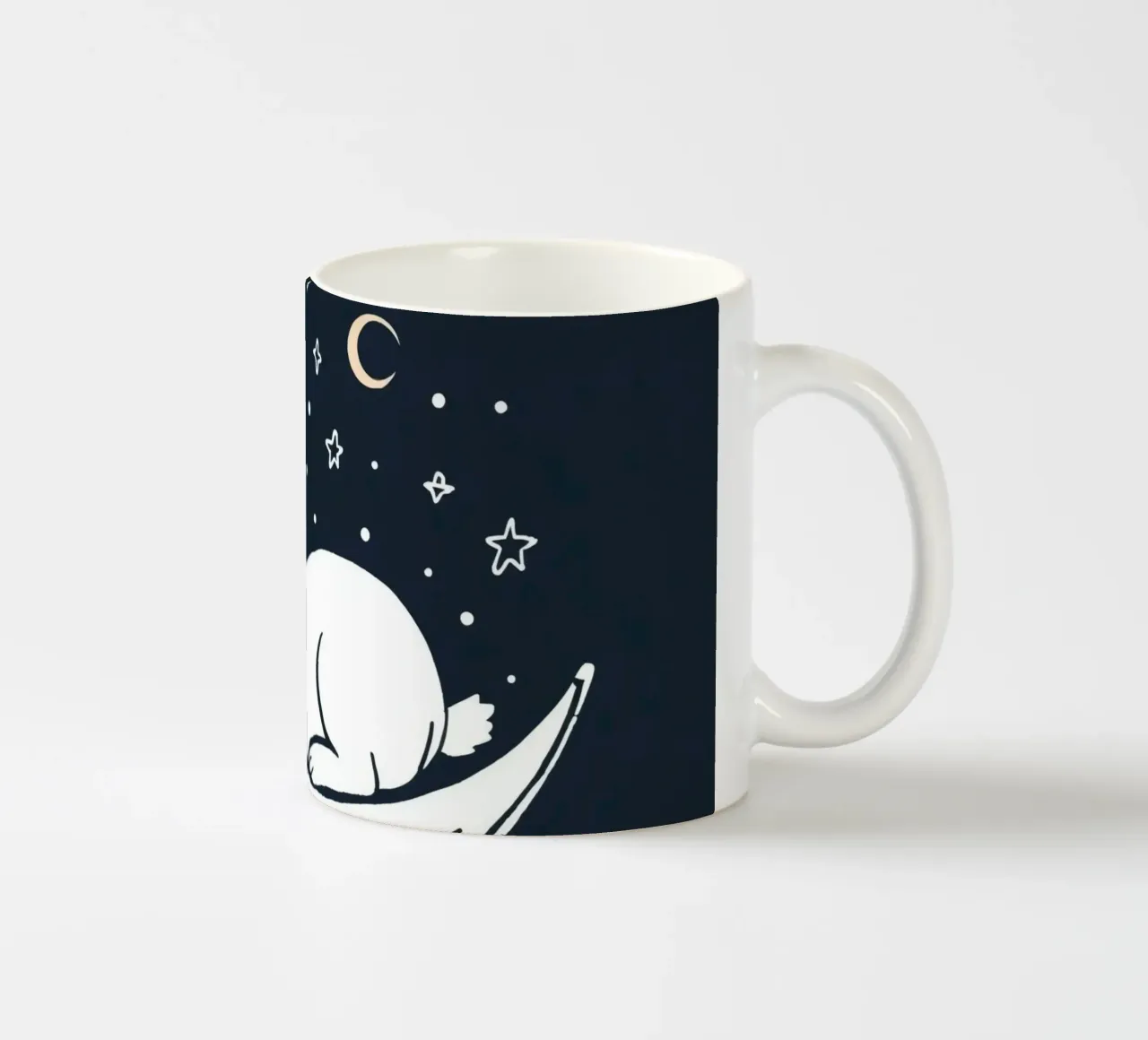 Lapin endormi reposant sur un croissant de lune entouré d'étoiles mug en céramique de DesignDoodle