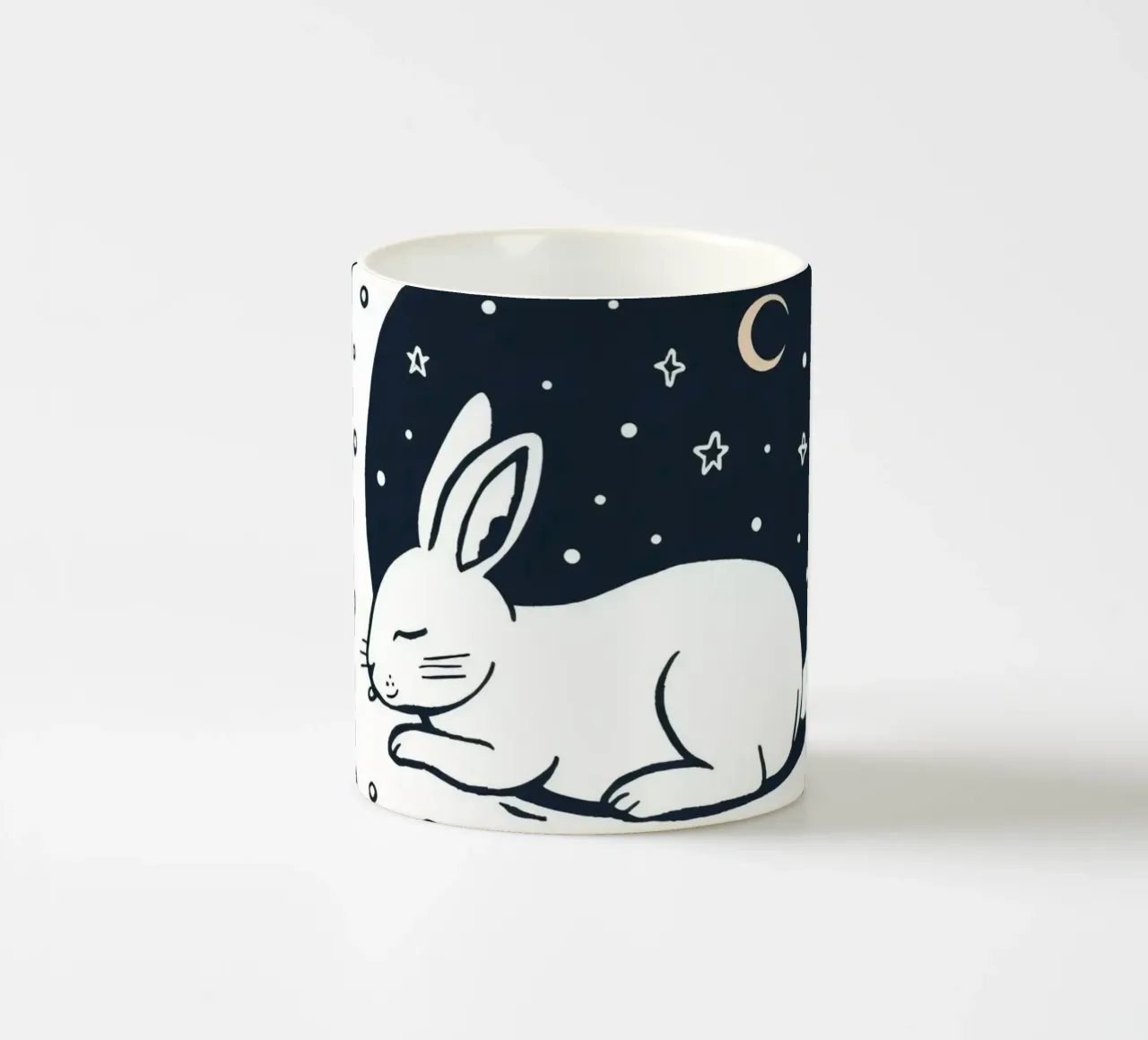 Lapin endormi reposant sur un croissant de lune entouré d'étoiles mug en céramique de DesignDoodle