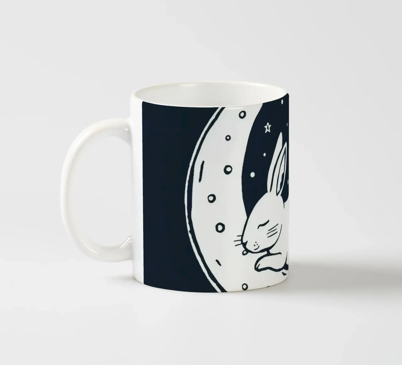 Lapin endormi reposant sur un croissant de lune entouré d'étoiles mug en céramique de DesignDoodle
