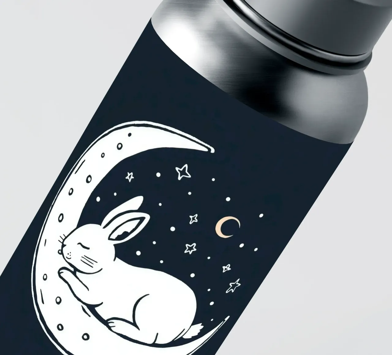 Lapin endormi reposant sur un croissant de lune entouré d'étoiles autocollant de DesignDoodle