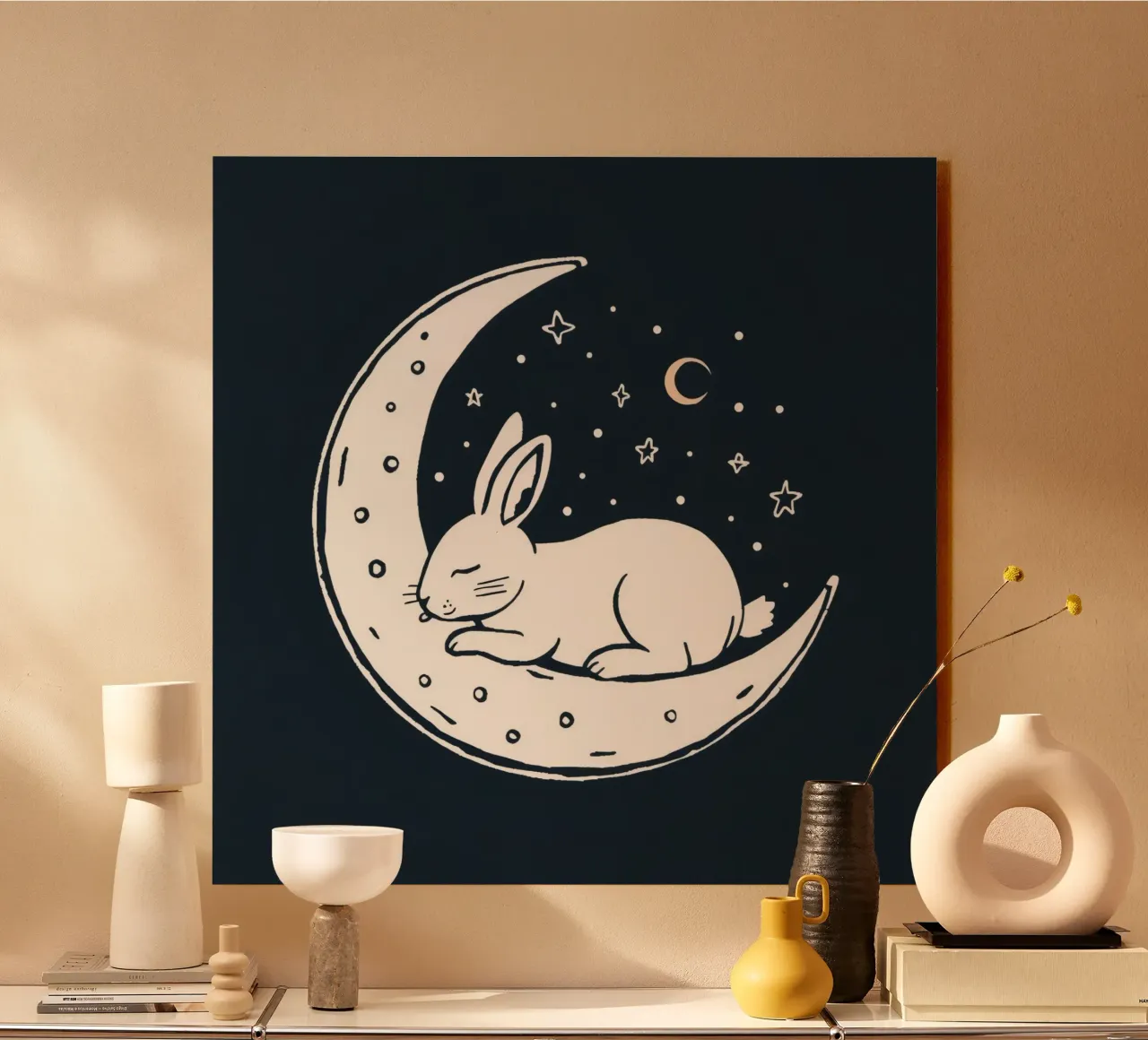 Lapin endormi reposant sur un croissant de lune entouré d'étoiles plexiglas de DesignDoodle