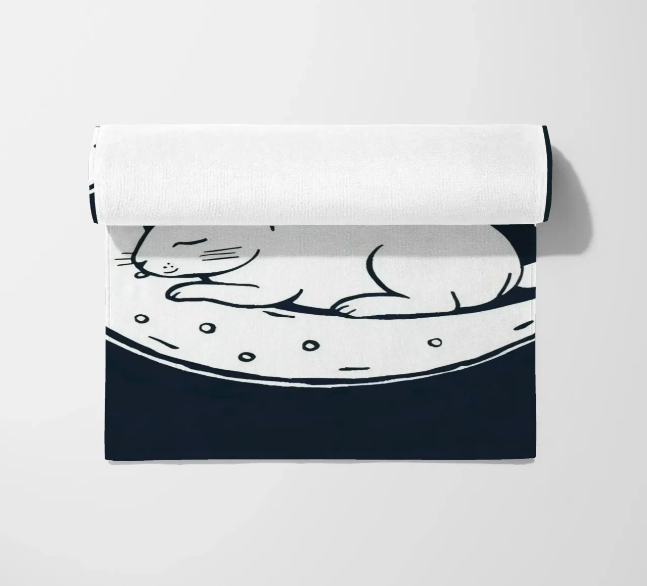 Lapin endormi reposant sur un croissant de lune entouré d'étoiles serviette de plage de DesignDoodle