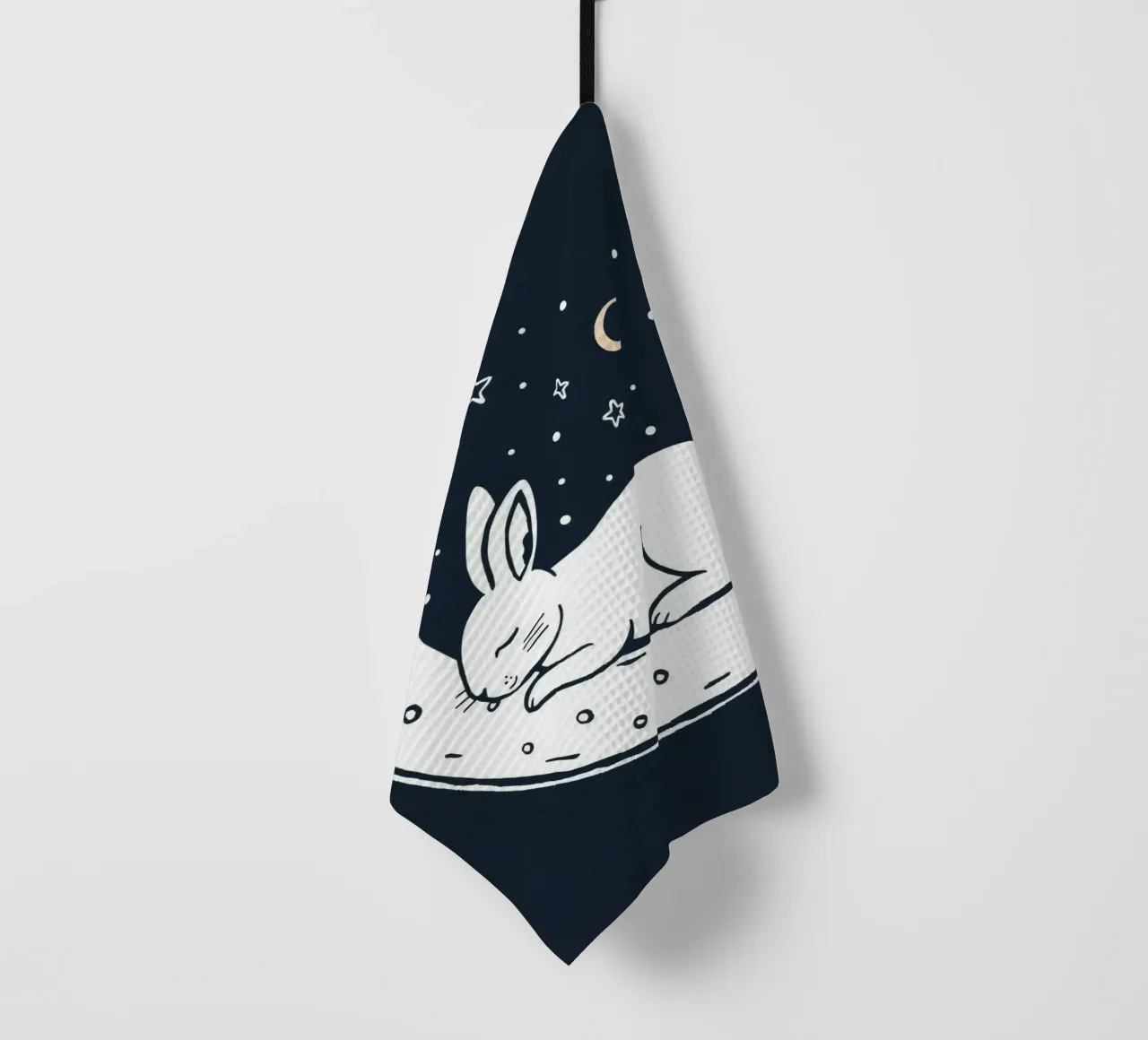 Lapin endormi reposant sur un croissant de lune entouré d'étoiles torchon de DesignDoodle
