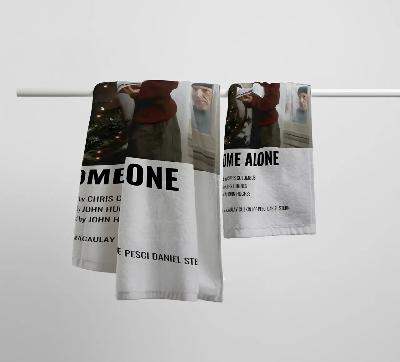 HOME ALONE asciugamano da bagno da MVFminimalist