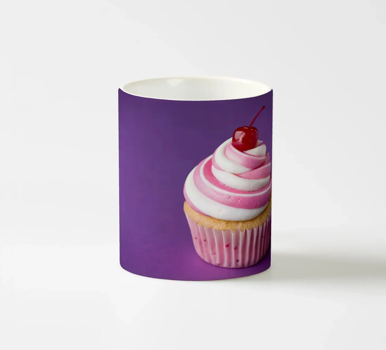 Cupcake con ciliegia su sfondo viola tazza in ceramica da 🥩 The tasty wall