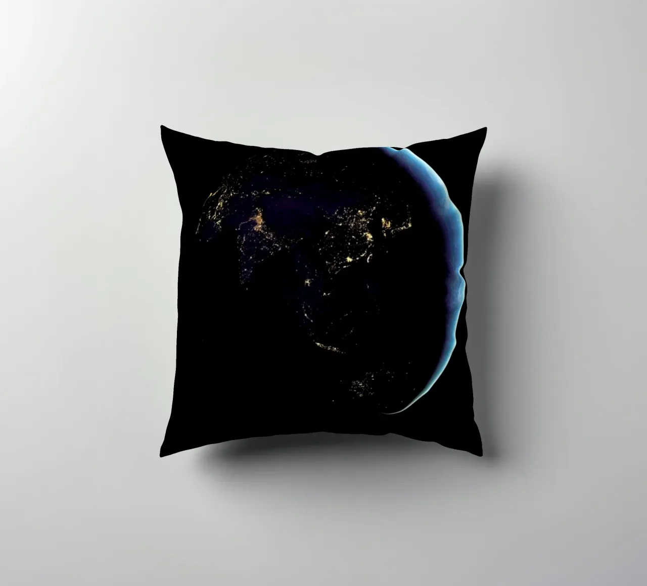 Planet Earth cuscino da Vintage by JUNIQE