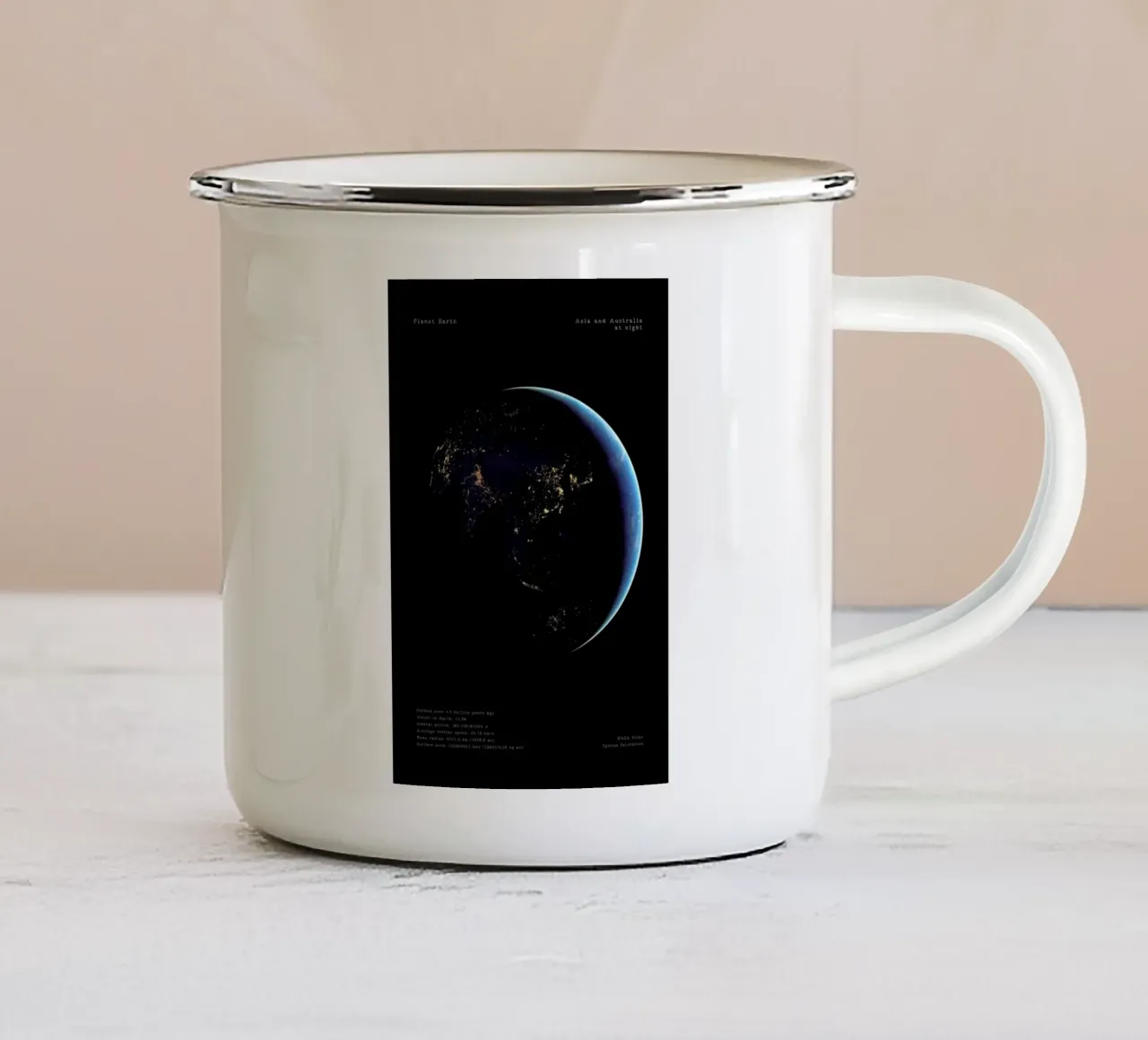 Planet Earth tazza in smalto da Vintage by JUNIQE