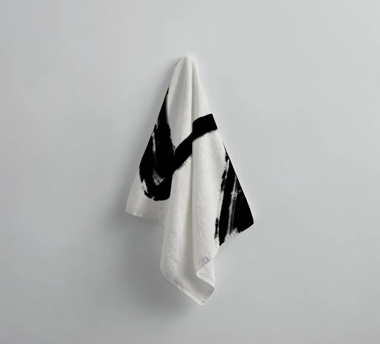 Minimalist Japandi artwork with black brushstrokes I asciugamano da bagno da Imaginative