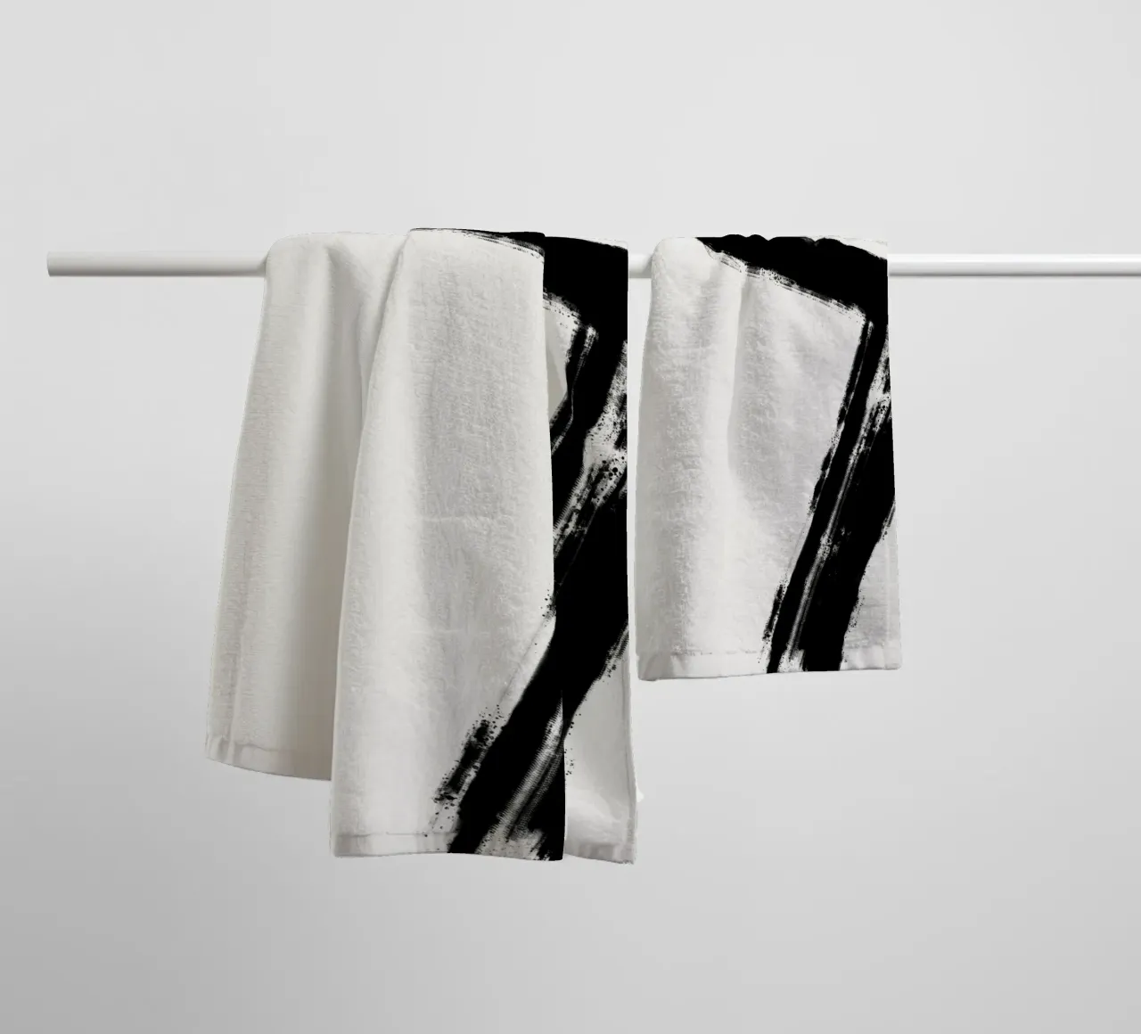 Minimalist Japandi artwork with black brushstrokes I asciugamano da bagno da Imaginative