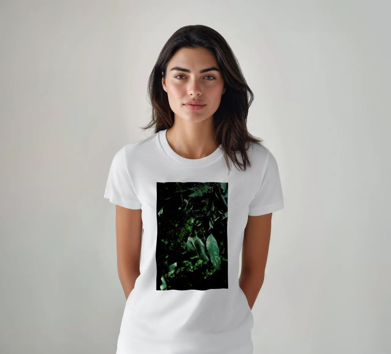 Abstract Greens In The Sun t-shirt da Sebastian Hilgetag