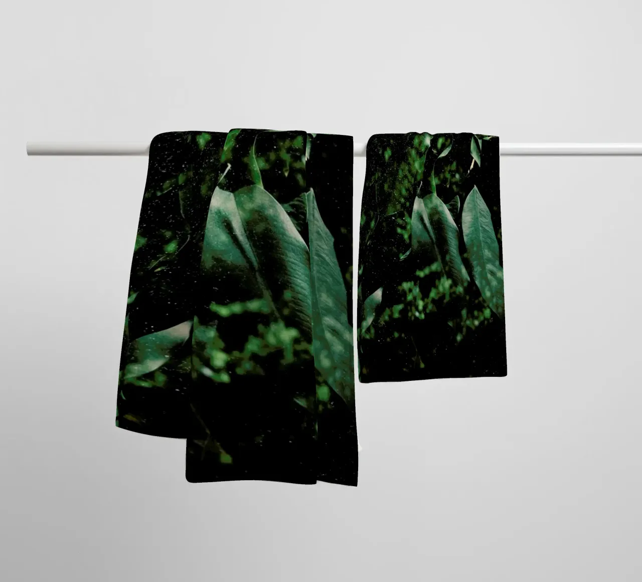 Abstract Greens In The Sun asciugamano da bagno da Sebastian Hilgetag