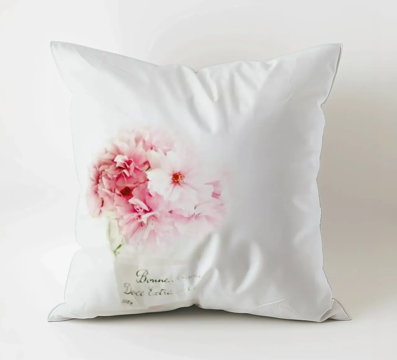 pink blossoms cuscino da Ingrid Beddoes