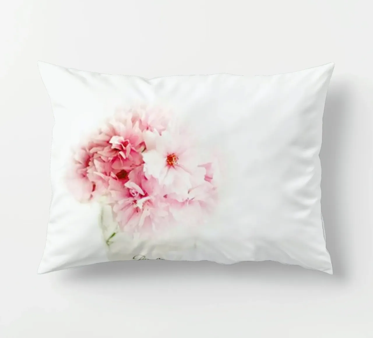 pink blossoms cuscino da Ingrid Beddoes