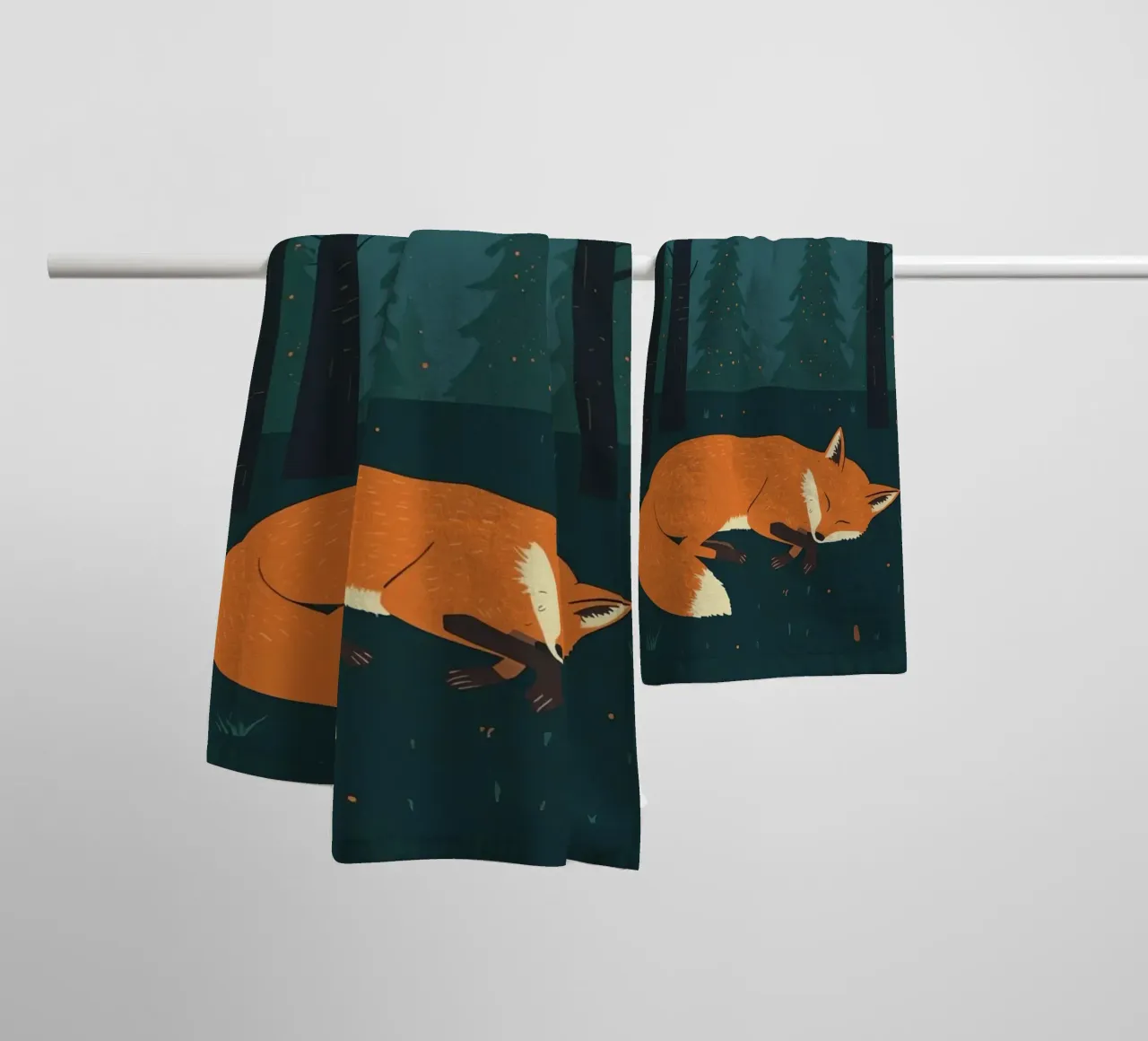Orangefarbener Fuchs schläft im Licht des Vollmondes Handtuch von DesignDoodle