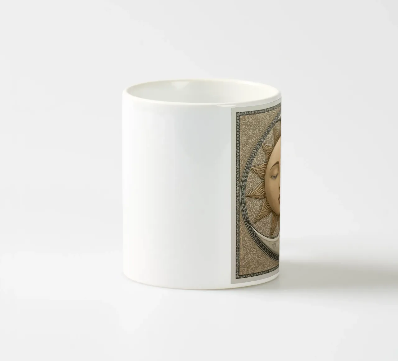 Raffigurazione del sole e della luna con occhi chiusi e volto intrecciato tazza in ceramica da DesignDoodle