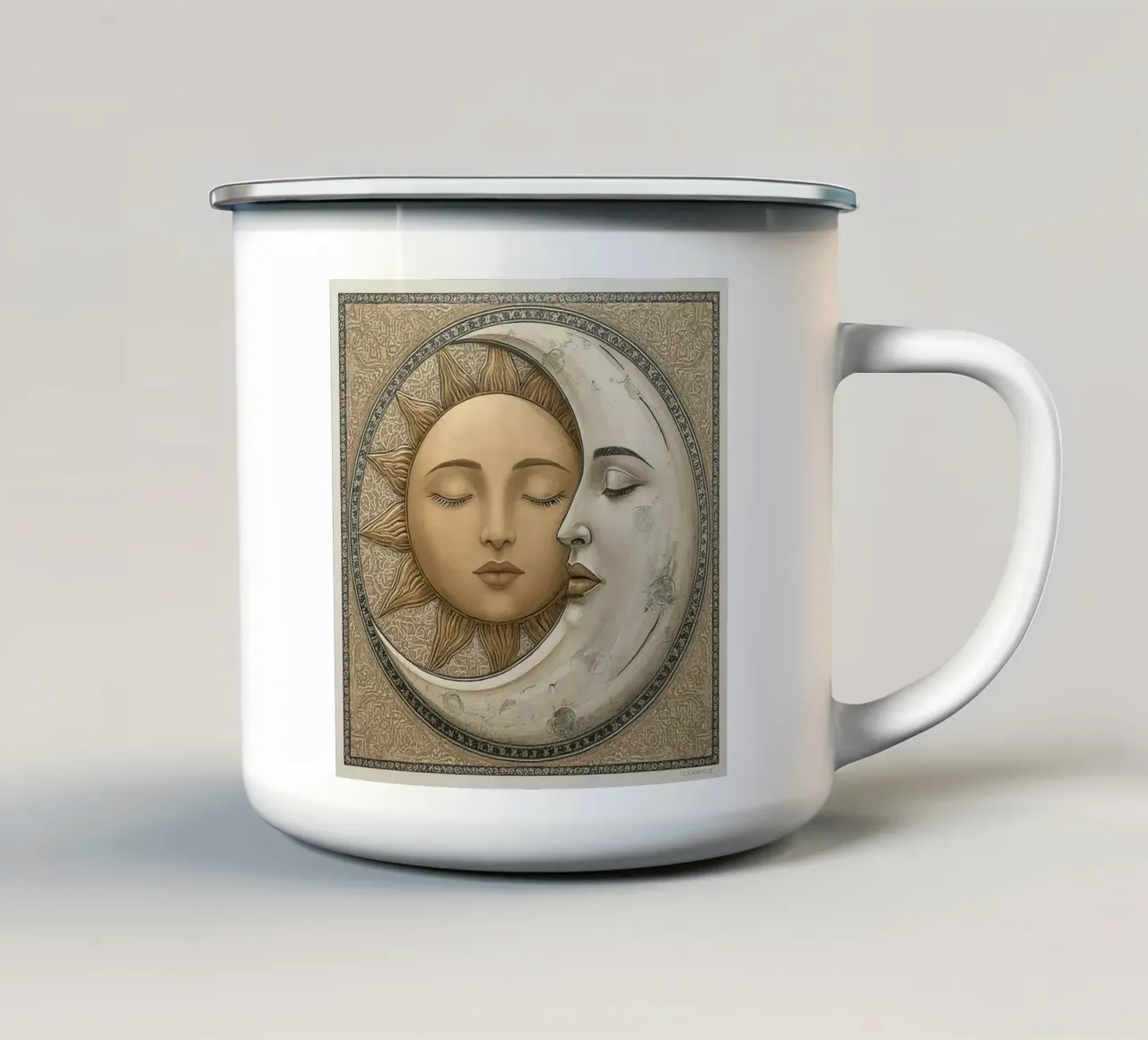 Raffigurazione del sole e della luna con occhi chiusi e volto intrecciato tazza in smalto da DesignDoodle