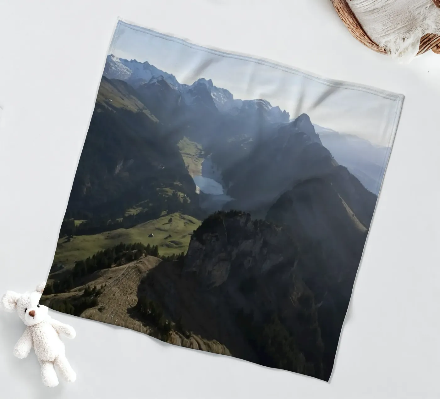 Stillness Between Fleecedecke von somewhere.soul.escape