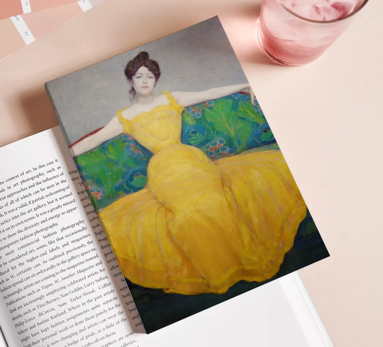 Dame en jaune carnet de notes de Venus Art