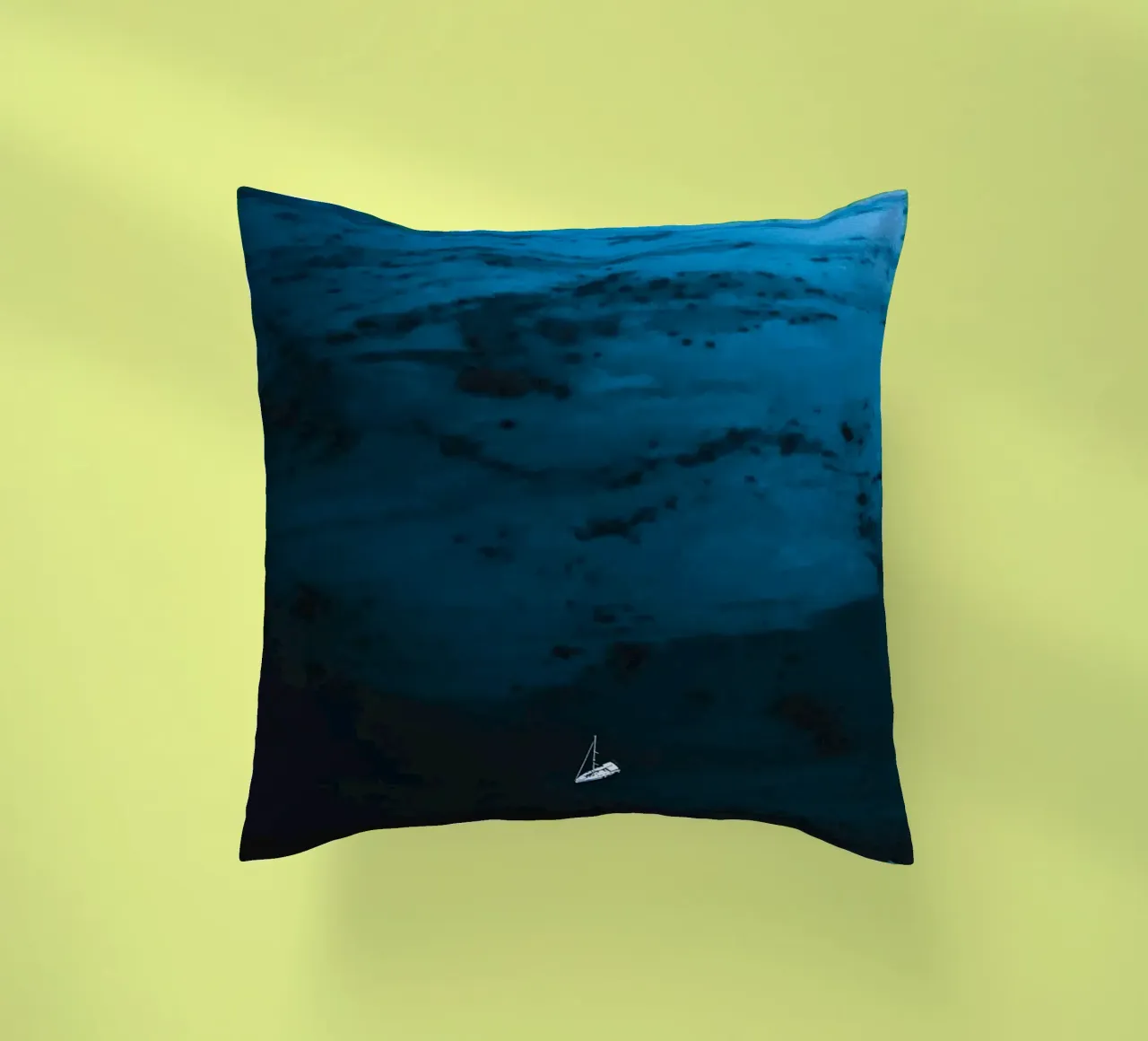 Echoes in Blue cuscino da somewhere.soul.escape