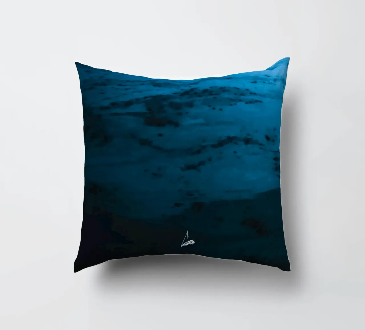 Echoes in Blue cuscino da somewhere.soul.escape