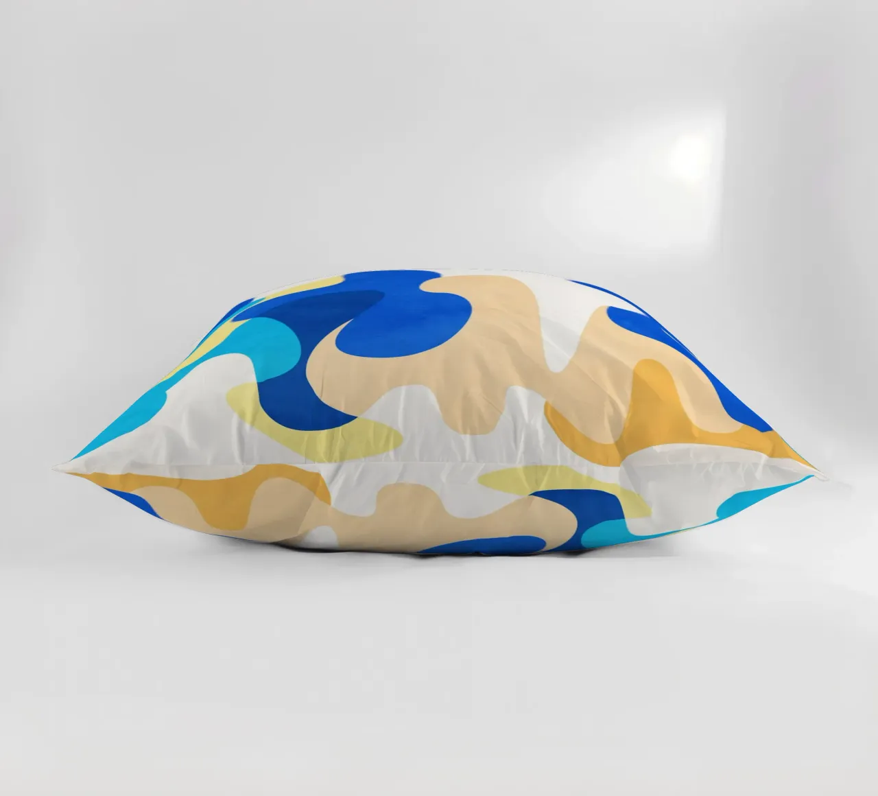 Blaue Wellen II Kissen von lovely lines