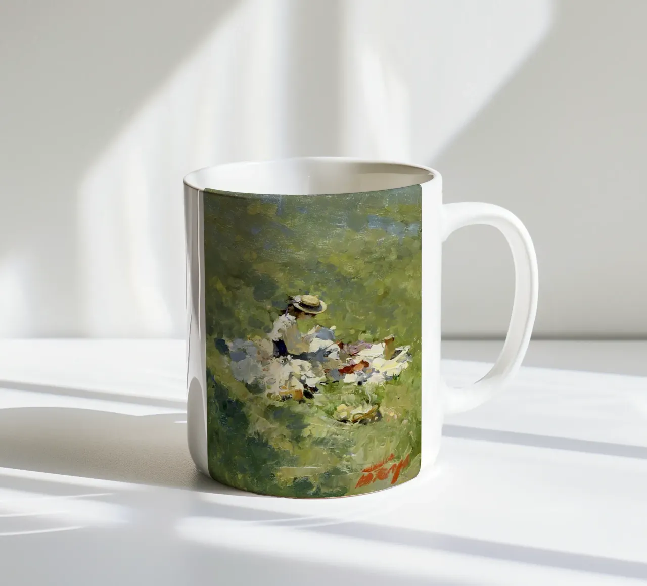 donna seduta sull'erba verde tazza in ceramica da SMG Store