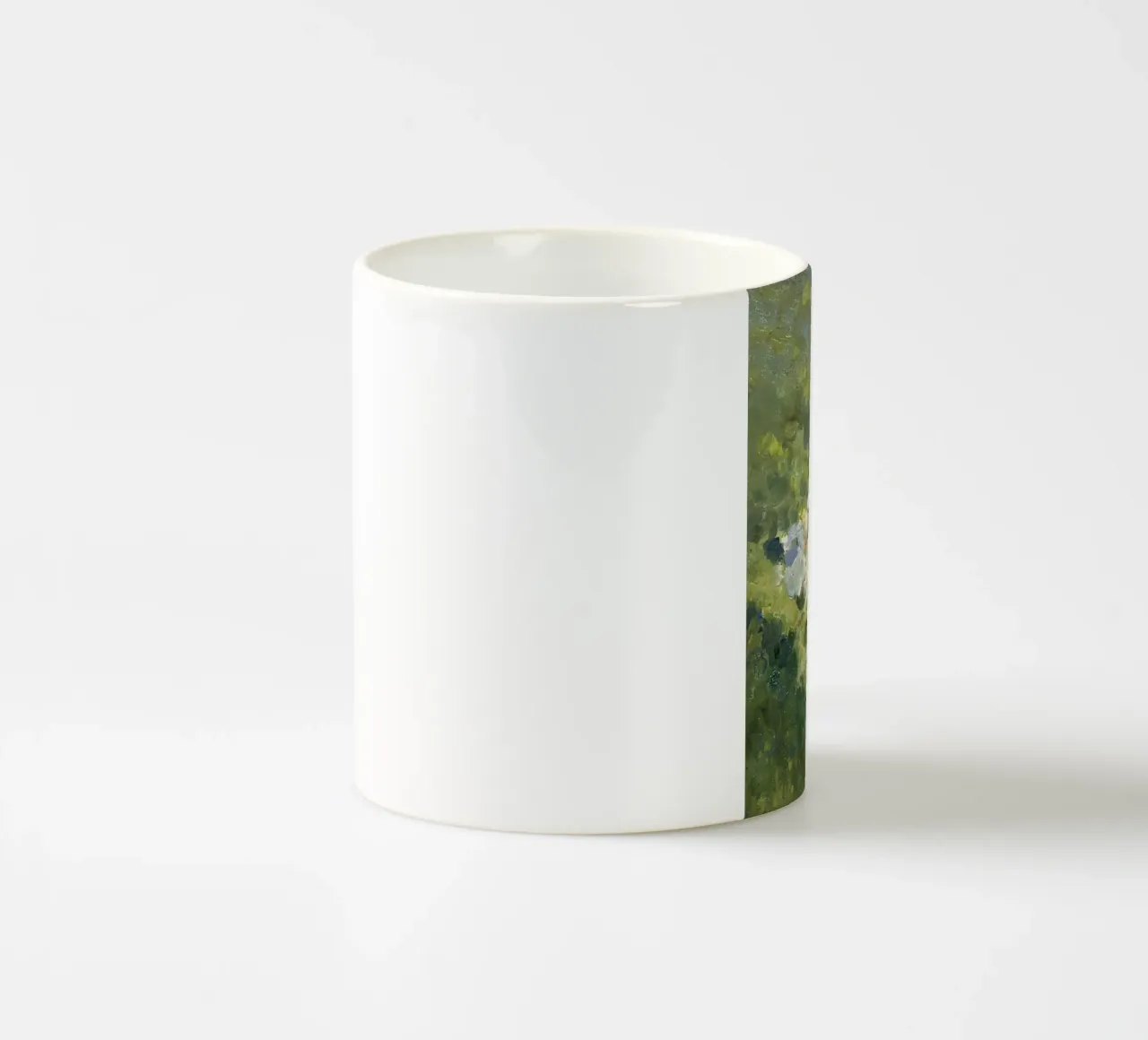 donna seduta sull'erba verde tazza in ceramica da SMG Store