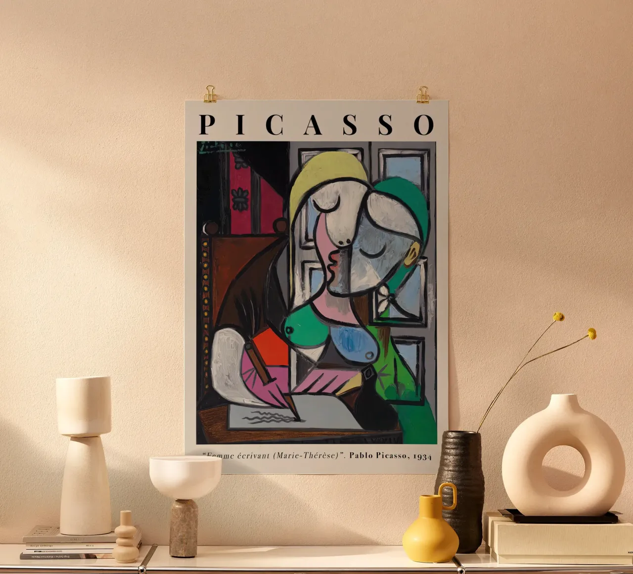 Picasso Donna che scrive Marie-Therese 1934 poster con telaio in legno da Jam Poster