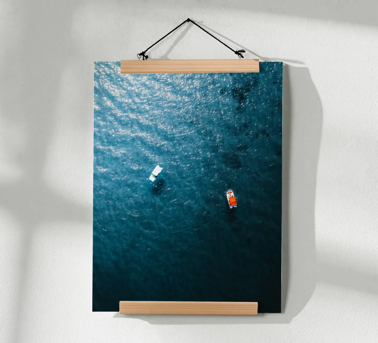 In Still Company poster con telaio in plastica da somewhere.soul.escape