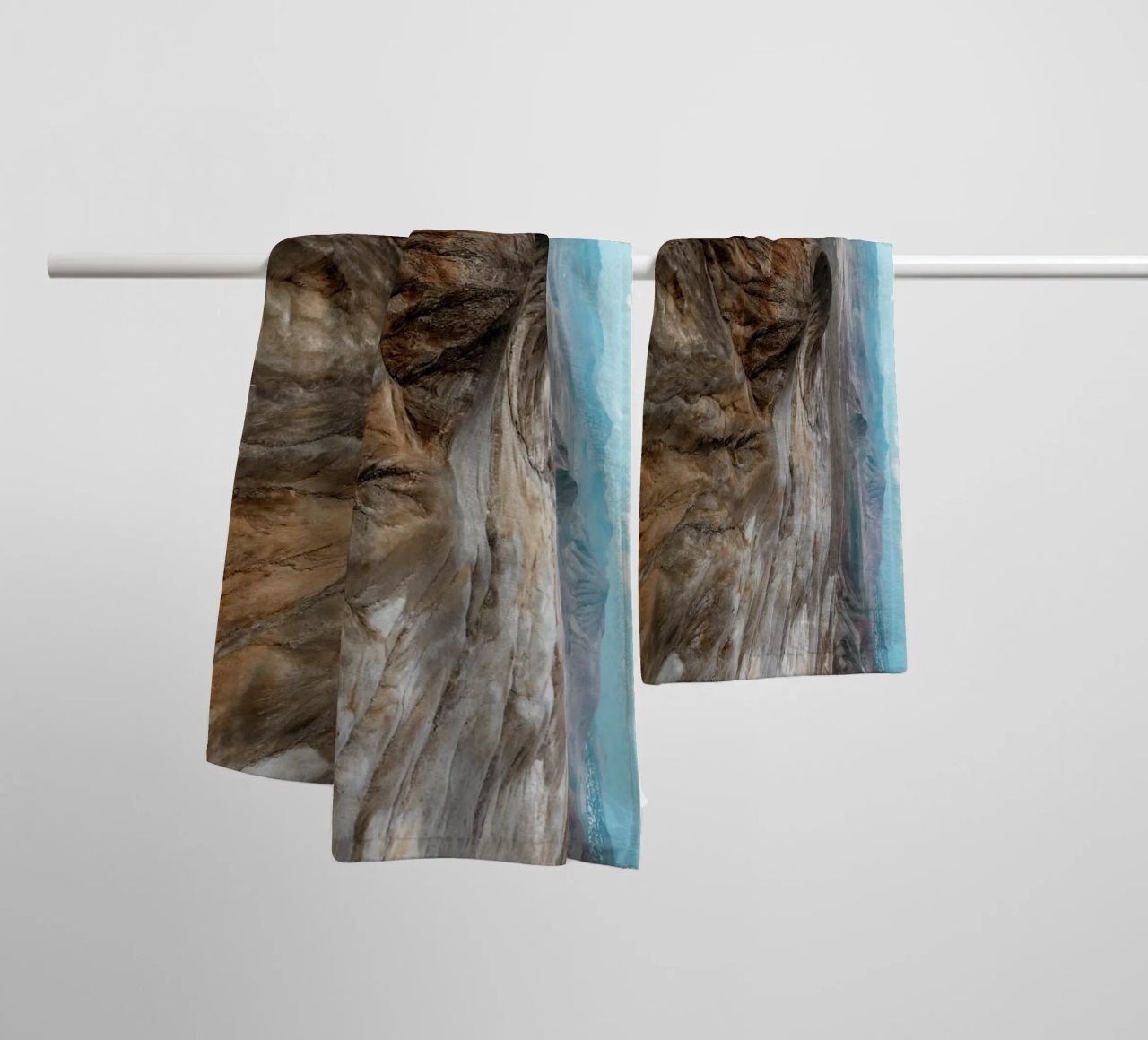 Tectonic Field asciugamano da bagno da somewhere.soul.escape