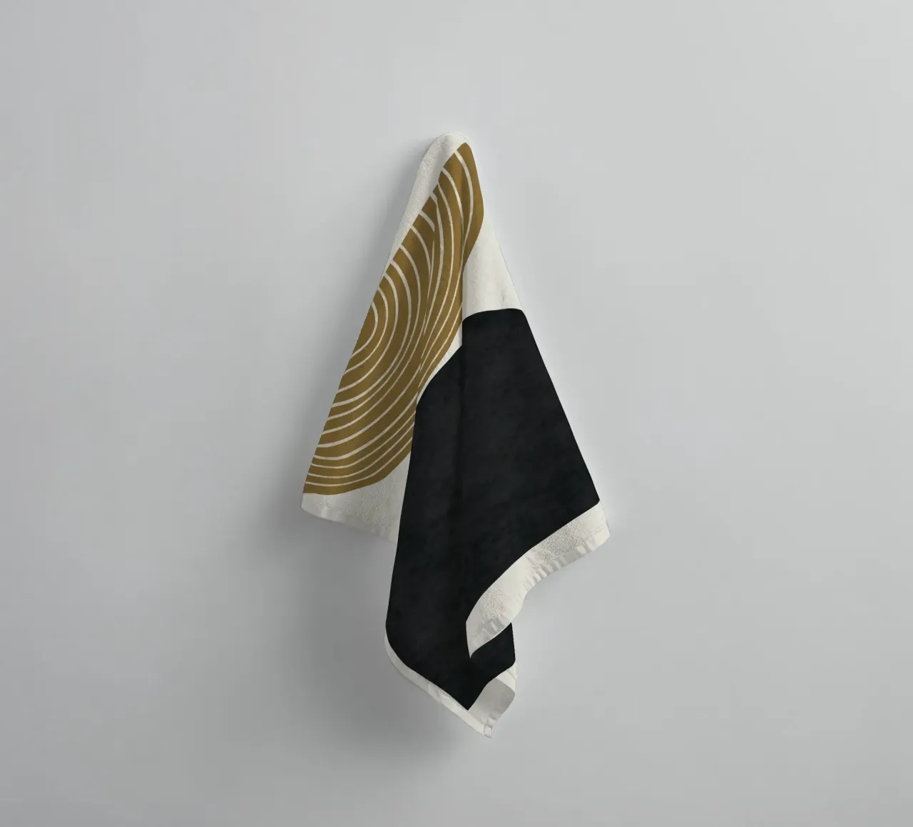 Luxe oker en grijs nordic art 11 badhanddoek van Little Dean