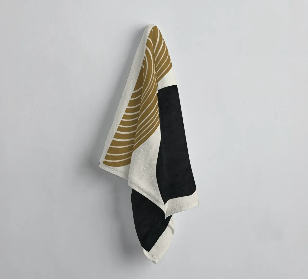 Luxe oker en grijs nordic art 11 badhanddoek van Little Dean
