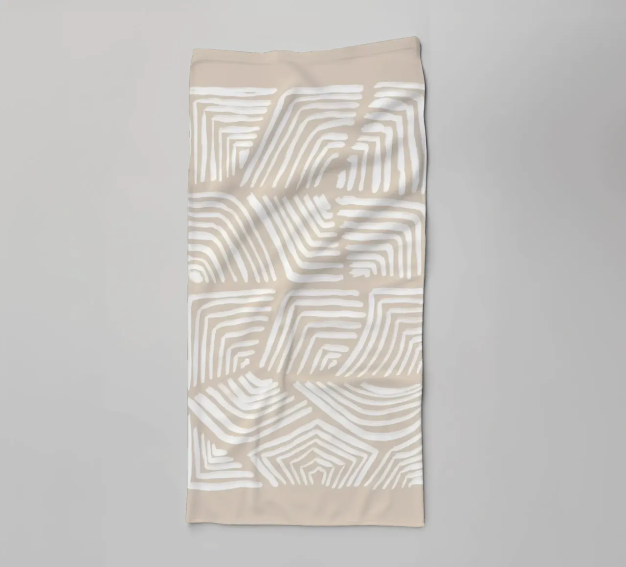 Abstrakte weiße Strudel auf Beige Handtuch von Melloi Art Print