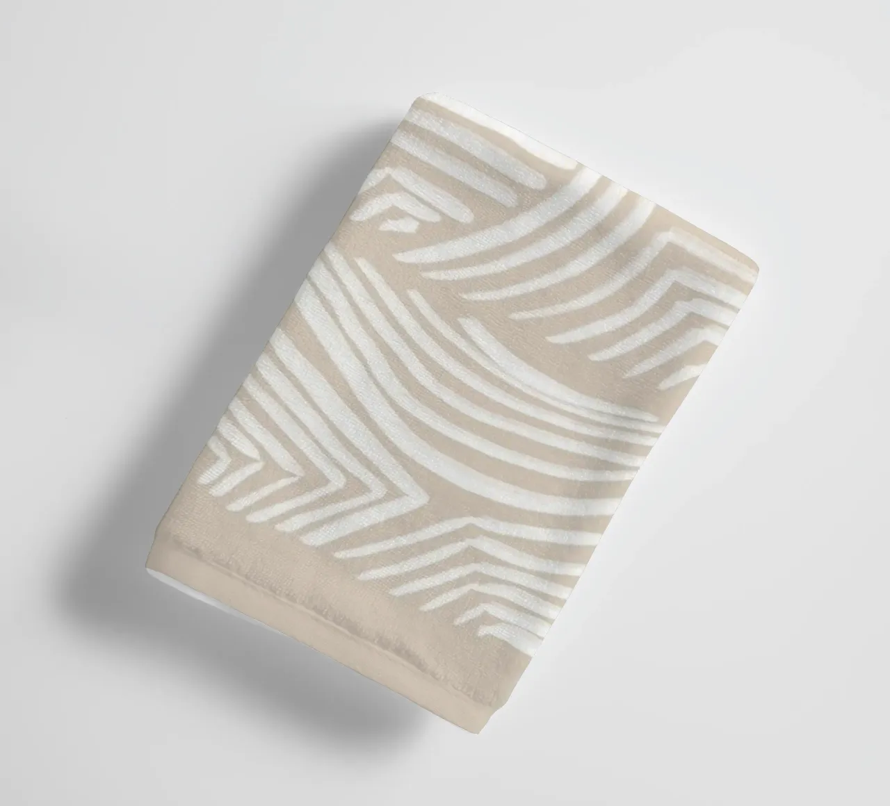 Abstrakte weiße Strudel auf Beige Handtuch von Melloi Art Print