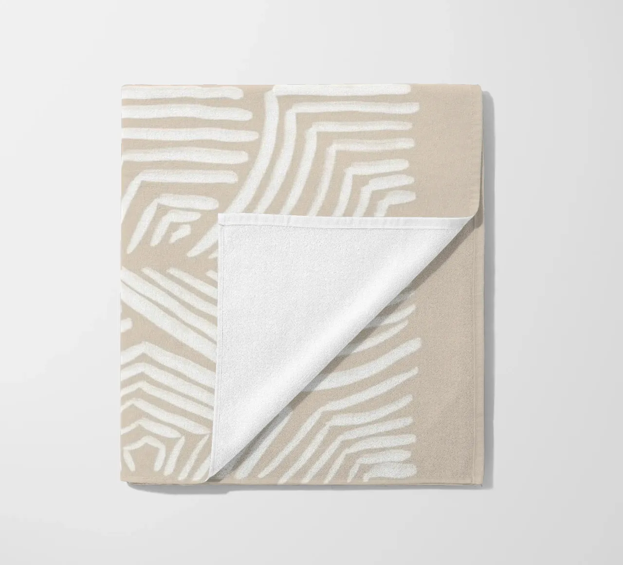 Tourbillons abstraits blancs sur beige serviette de plage de Melloi Art Print