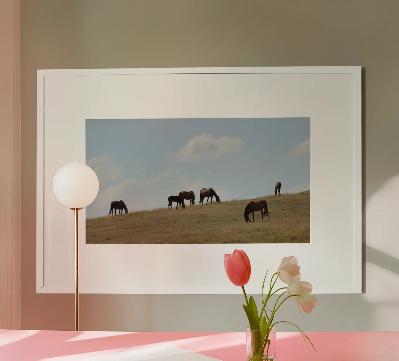 prato selvatico a grassy hill poster con telaio in alluminio da Horsire
