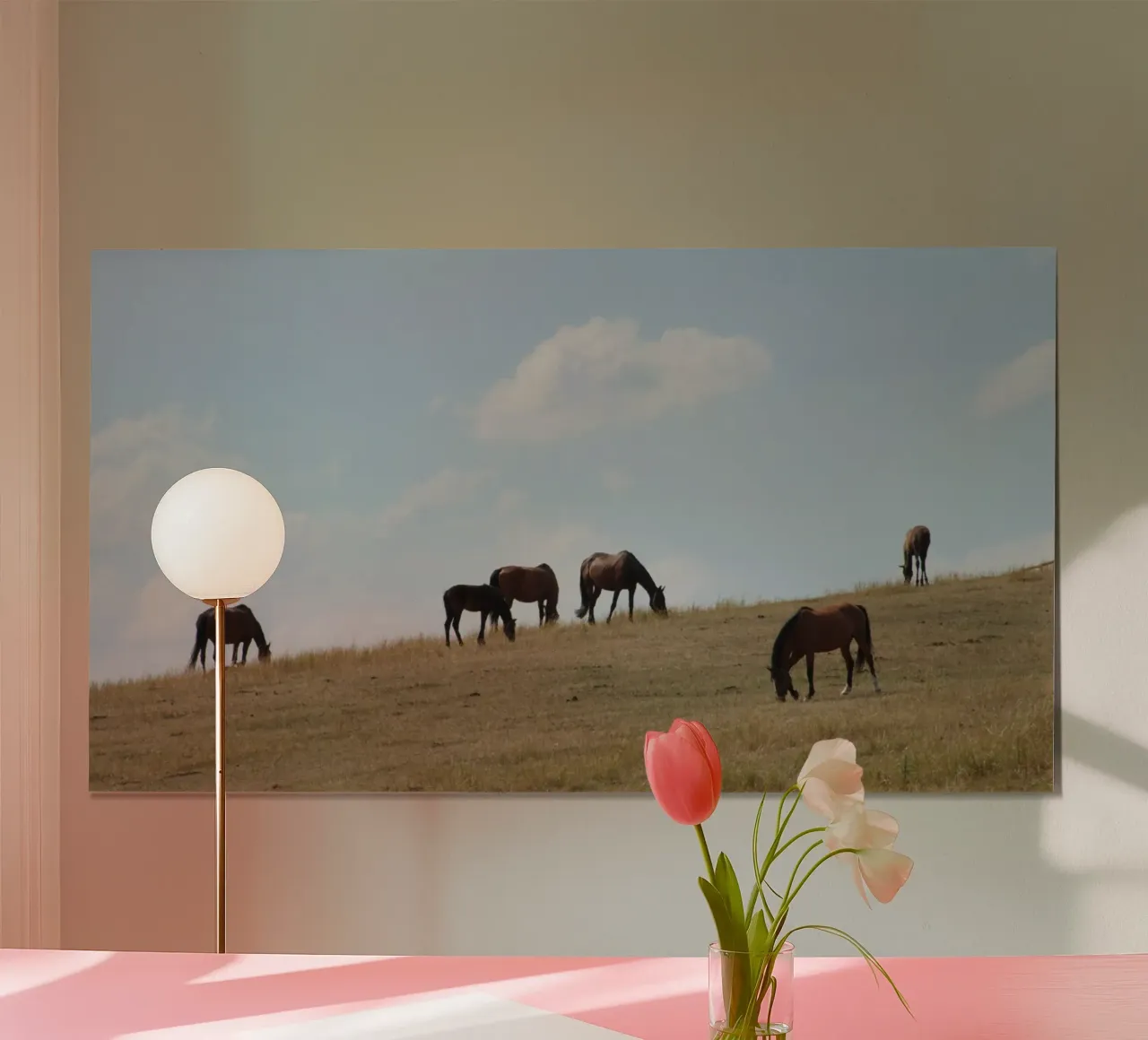 prato selvatico a grassy hill poster con telaio in alluminio da Horsire
