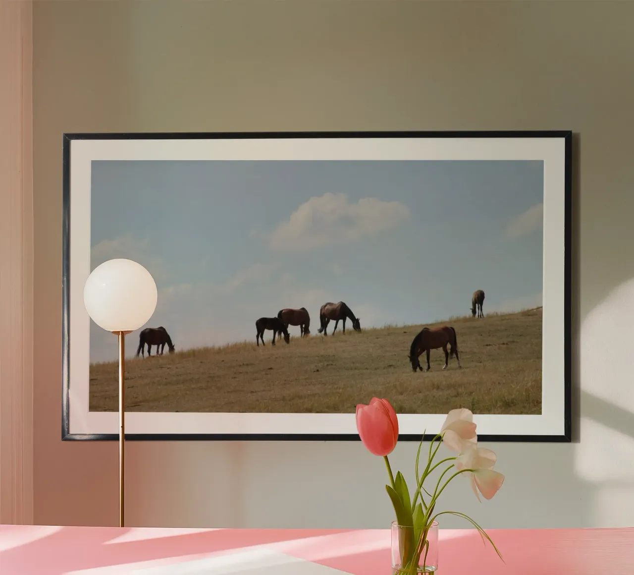 prato selvatico a grassy hill poster con telaio in alluminio da Horsire
