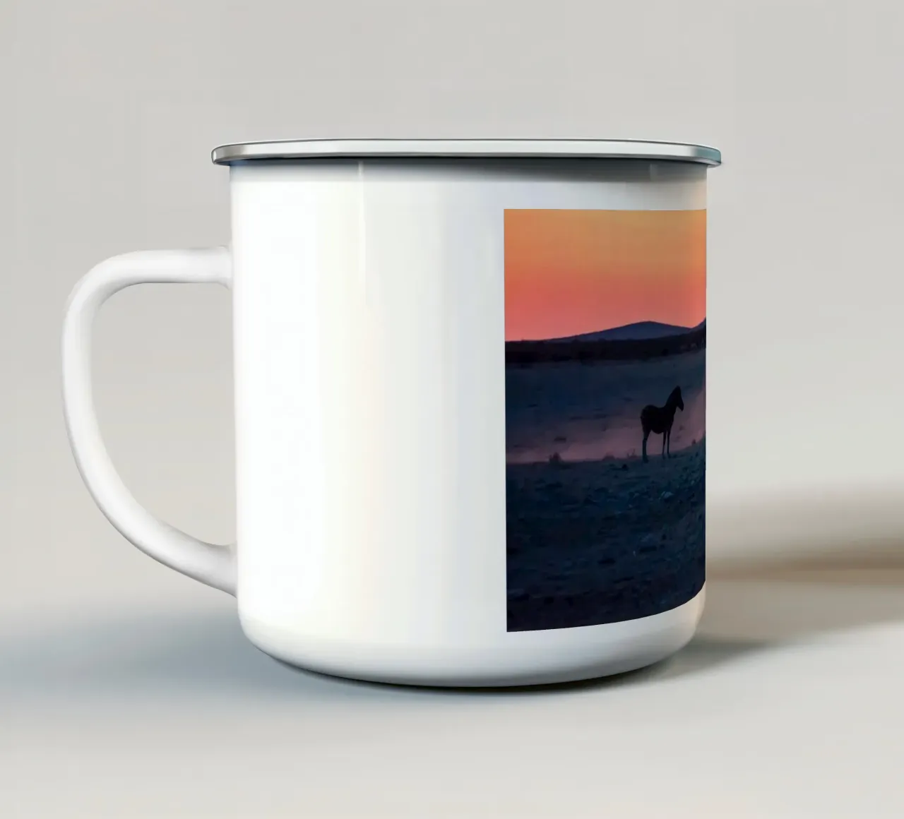 paard in zebra's zonsondergang emaille mok van Horsire