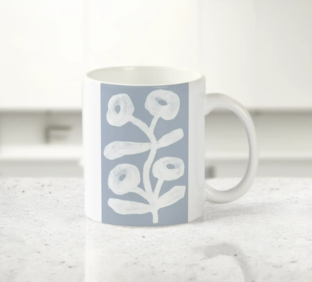 Floreale astratto bianco su blu tazza in ceramica da Melloi Art Print