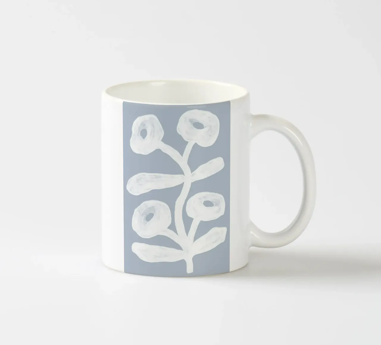 Floreale astratto bianco su blu tazza in ceramica da Melloi Art Print