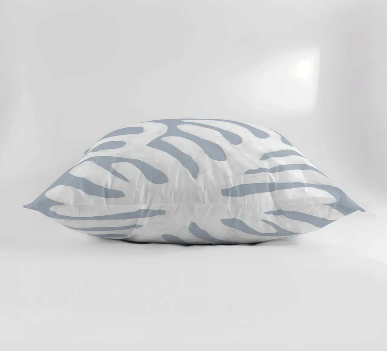 Alghe bianche astratte su blu cuscino da Melloi Art Print