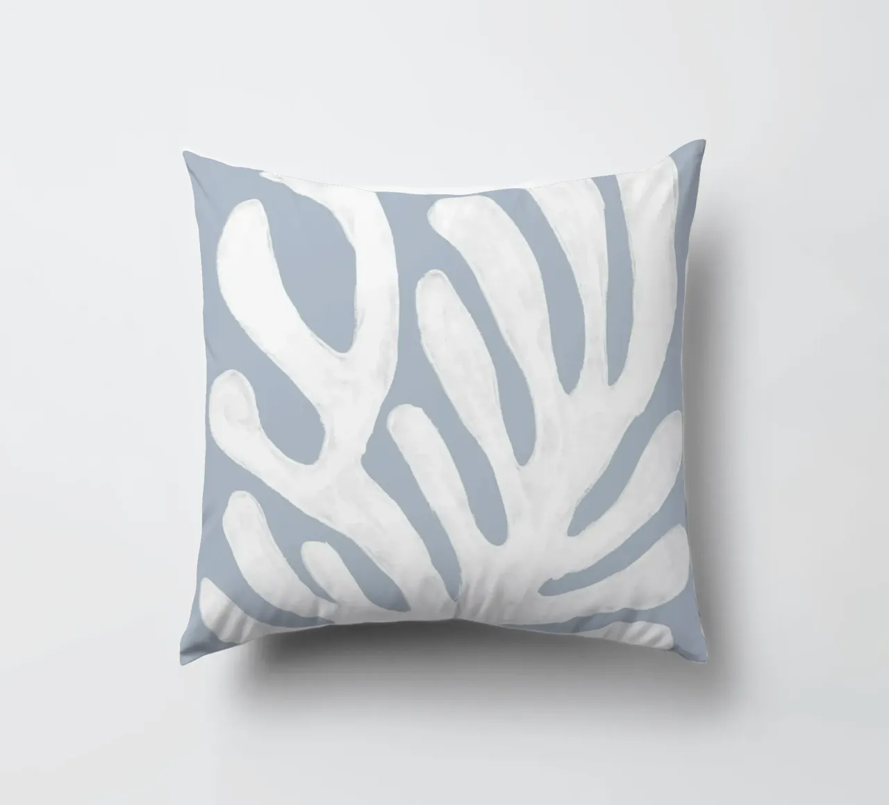 Alghe bianche astratte su blu cuscino da Melloi Art Print