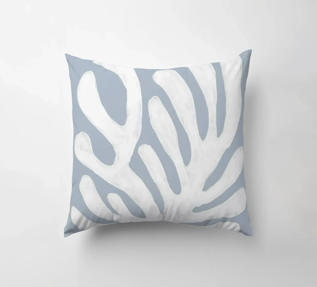 Alghe bianche astratte su blu cuscino da Melloi Art Print