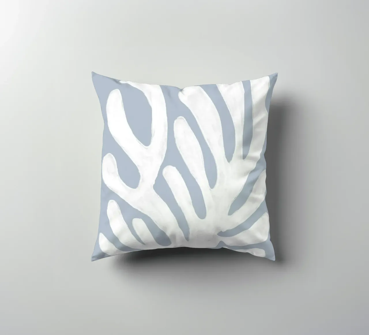 Alghe bianche astratte su blu cuscino da Melloi Art Print