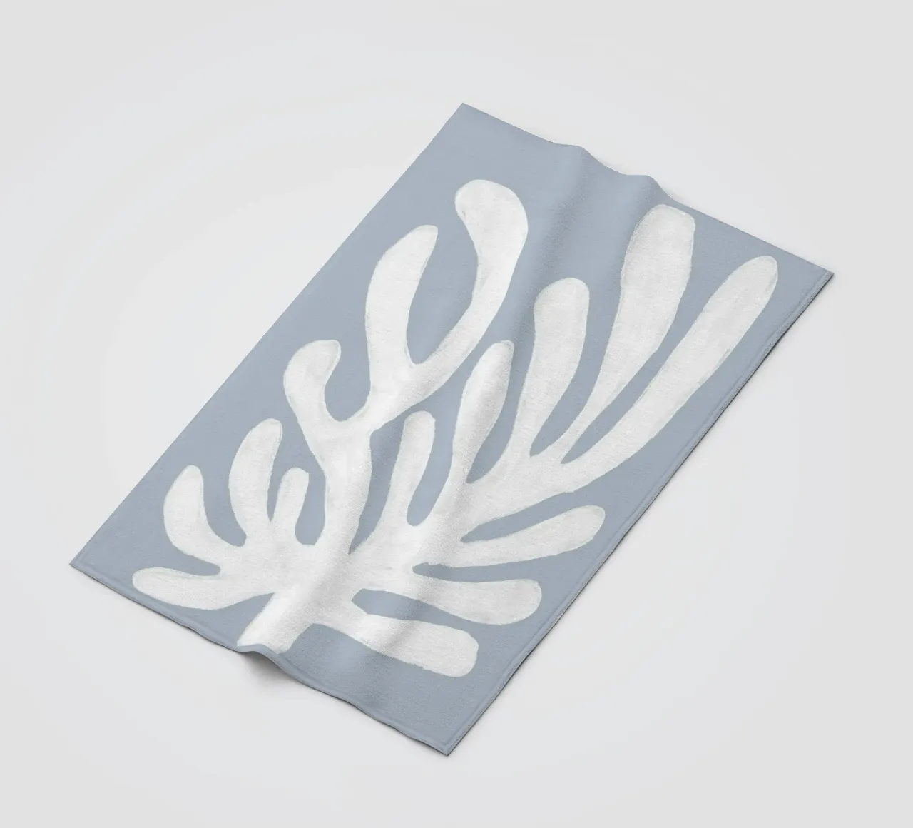 Alghe bianche astratte su blu coperta in pile da Melloi Art Print