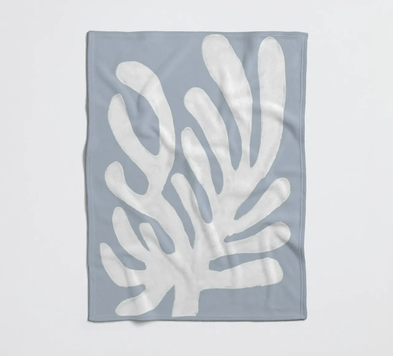 Alghe bianche astratte su blu coperta in pile da Melloi Art Print